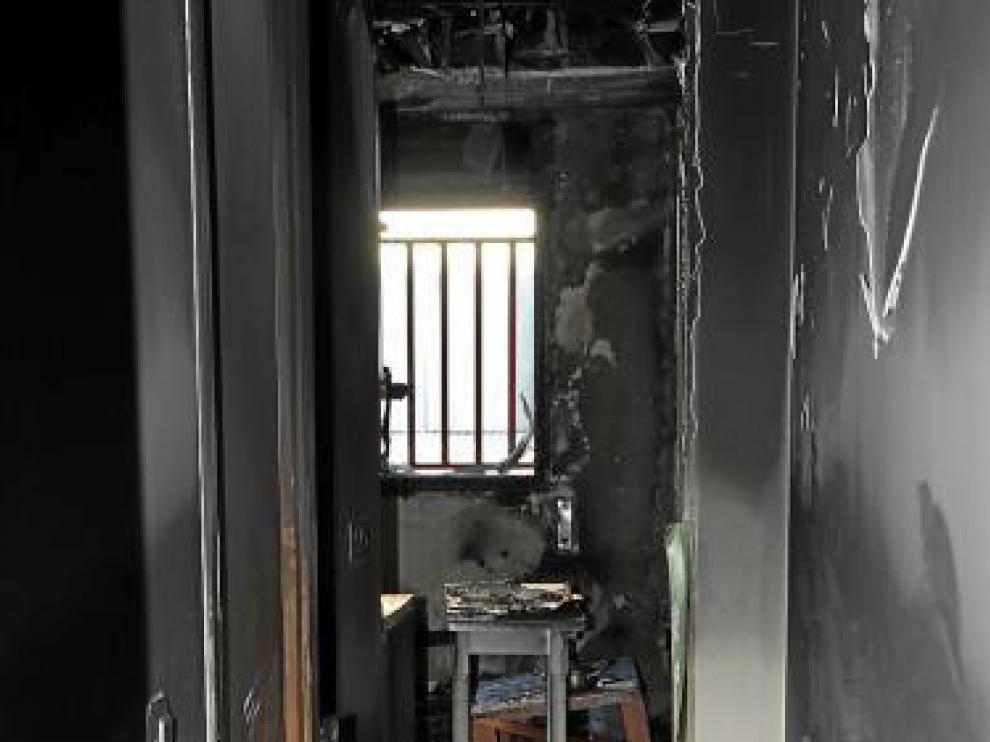 El fuego y el humo destrozaron el interior del apartamento.