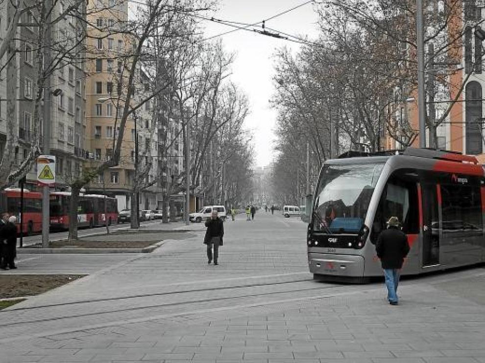 El punto crítico en el que el tranvía invade el andador central de Gran Vía, fotografiado ayer.