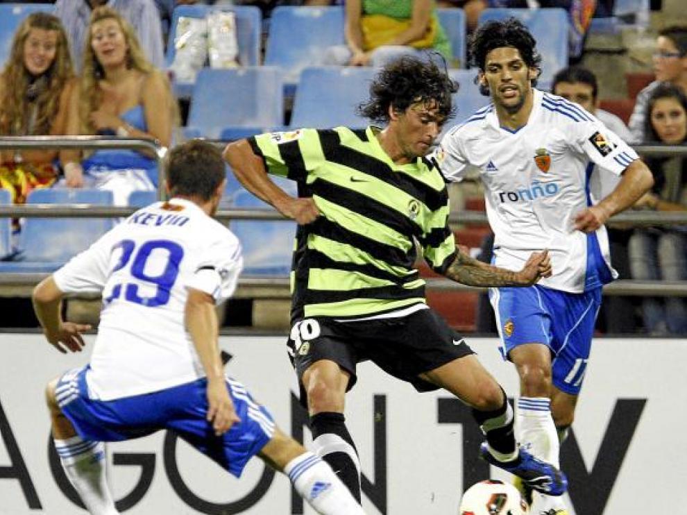 Tote se lleva el balón entre Lafita y Kevin Lacruz en el partido de la primera vuelta en La Romareda.
