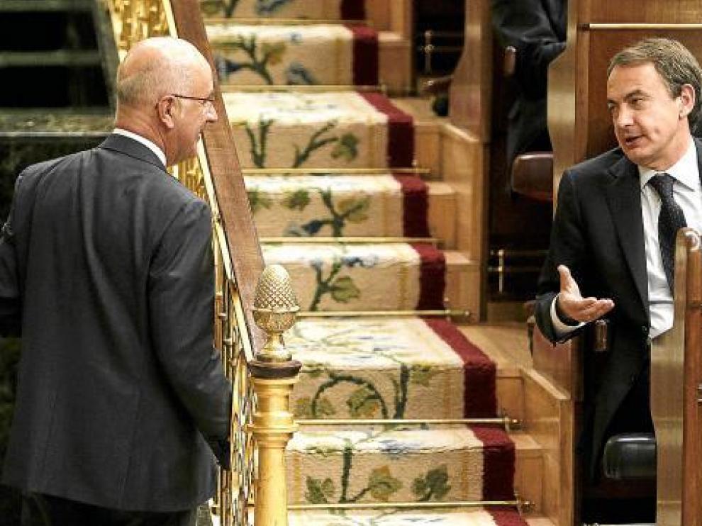 Rodríguez Zapatero charla con Duran i Lleida ayer en la sesión de control en el Congreso.