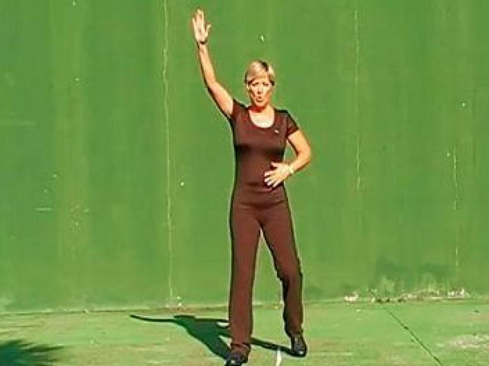 Allison Cadwell muestra uno de los pasos en el vídeo de Youtube.