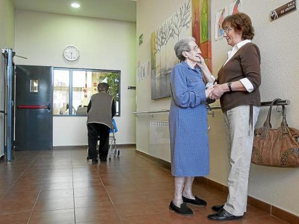 Regina, alojada en la residencia Federico Ozanam, de Santa Isabel, junto a su hija Lidia.