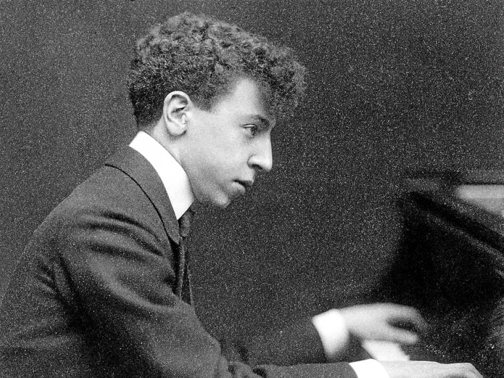 Retrato de Arthur Rubinstein al piano en 1906