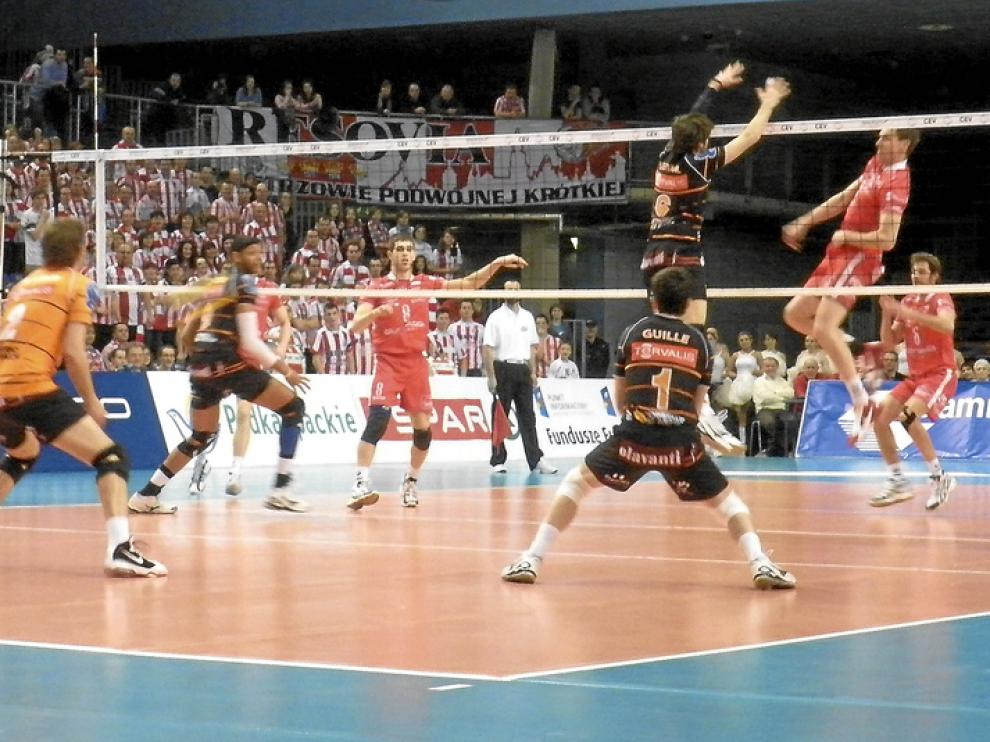 Jozefacki remata ante la defensa del Abel Bernal, en el partido de ayer jugado en el Hala Podpromie polaco