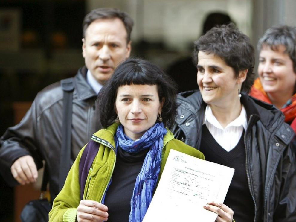 Maider Etxebarria, secretaria general de Sortu, muestra la solicitud de inscripción en la puerta del Ministerio del Interior