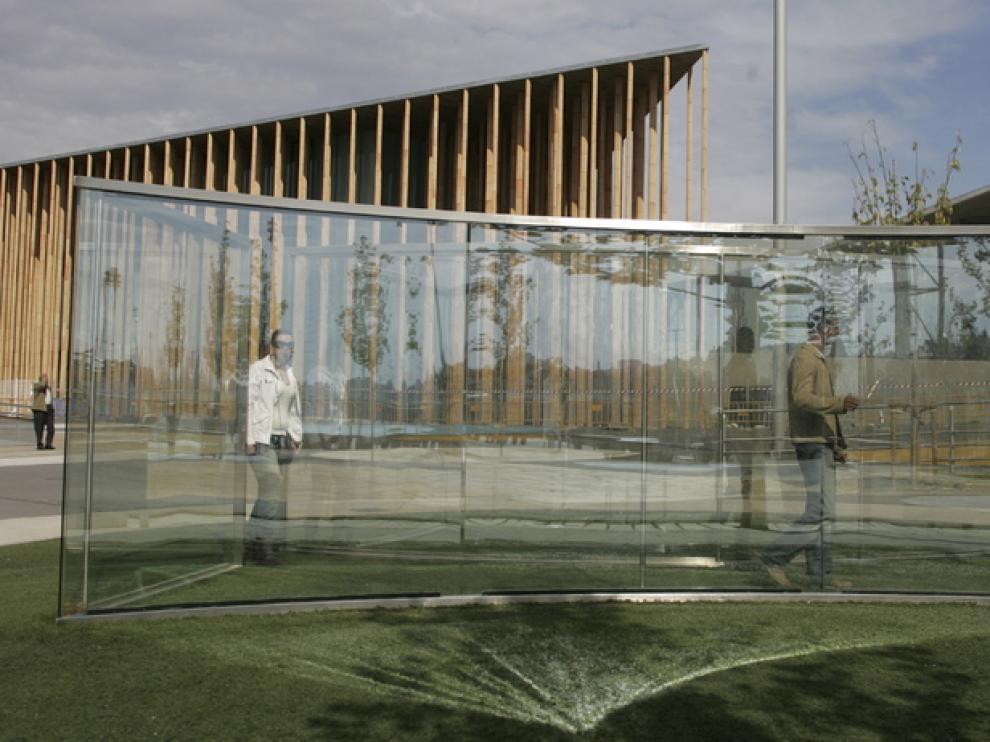Intervención artística 'Manierismo rococó' en su emplazamiento original, en la ribera del Ebro