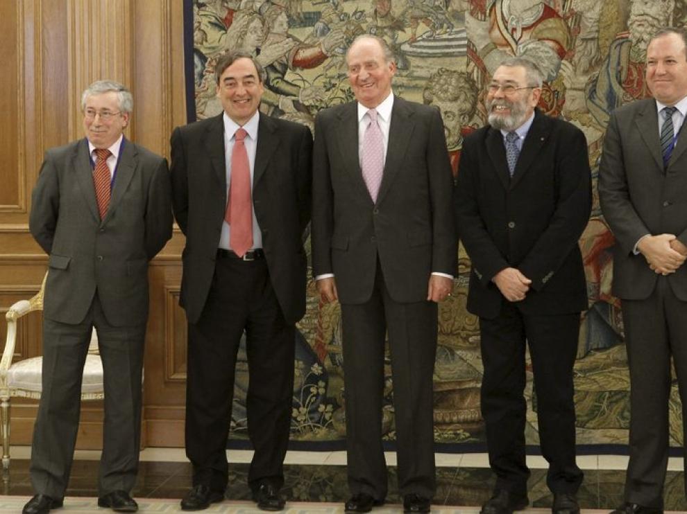 El Rey, en el centro, junto a los representantes de patronal y sindicatos