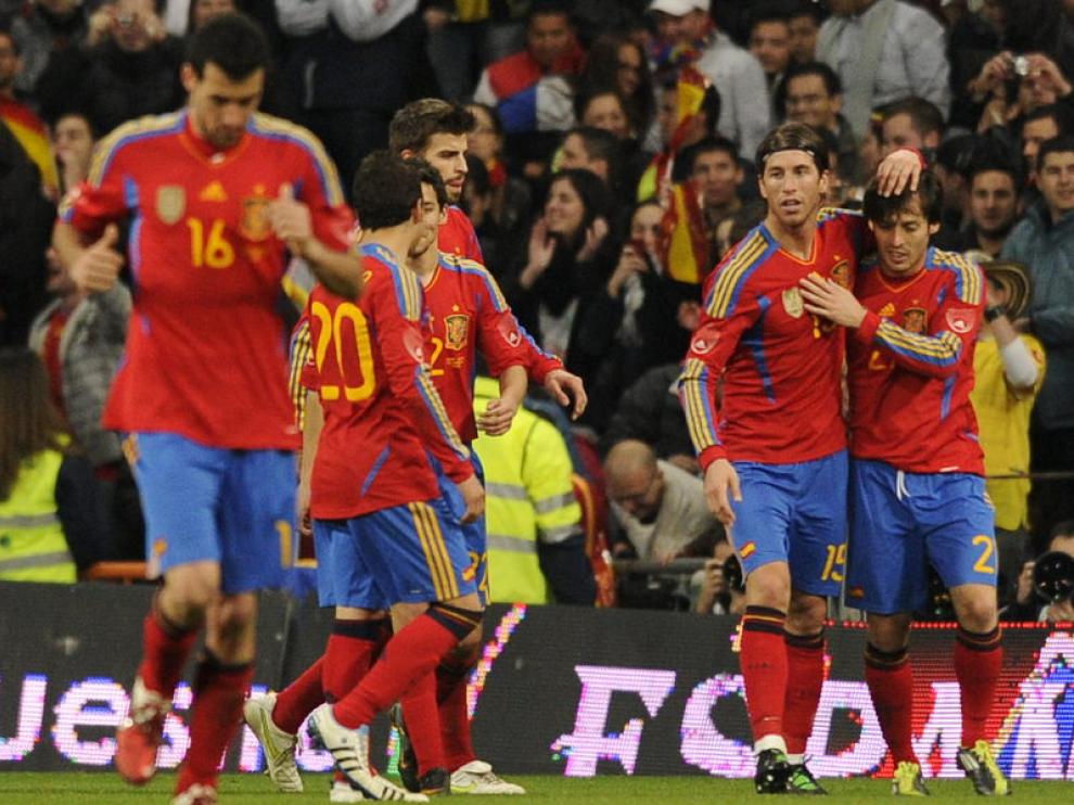 Varios jugadores de la selección celebran el gol de Silva