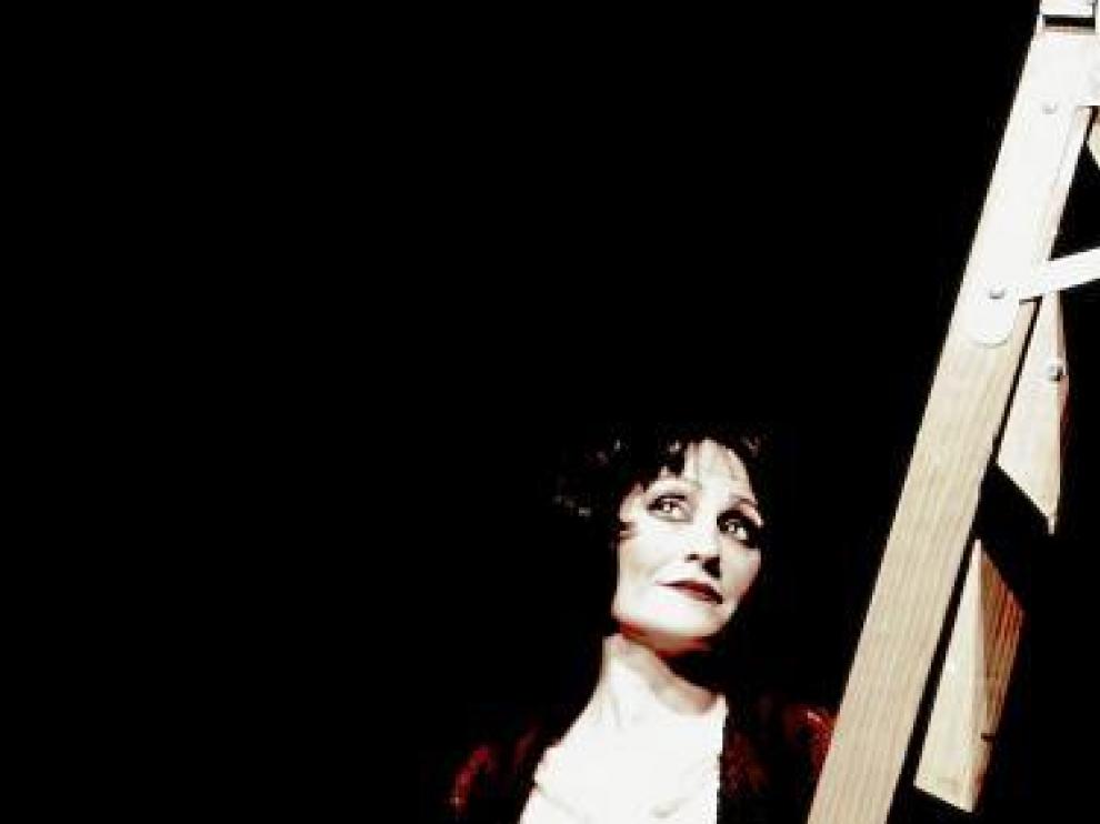 Maribel Per, caracterizada como Raquel Meller cantando 'La Violetera'.
