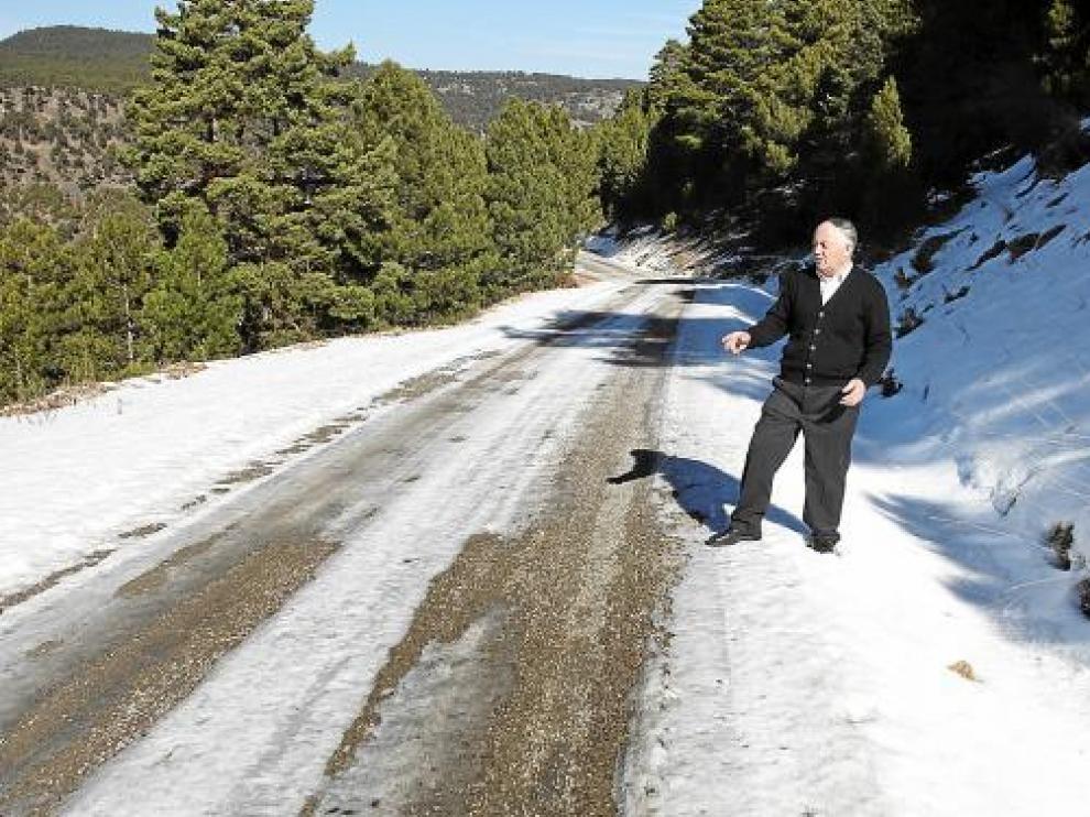 El alcalde de Camarena, Ramón Navarro, junto al camino. La nieve cayó hace dos semanas.