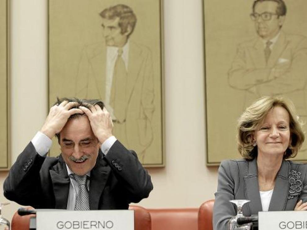 El ministro de Trabajo, Valeriano Gómez, y la vicepresidenta Elena Salgado, ayer en el Congreso.