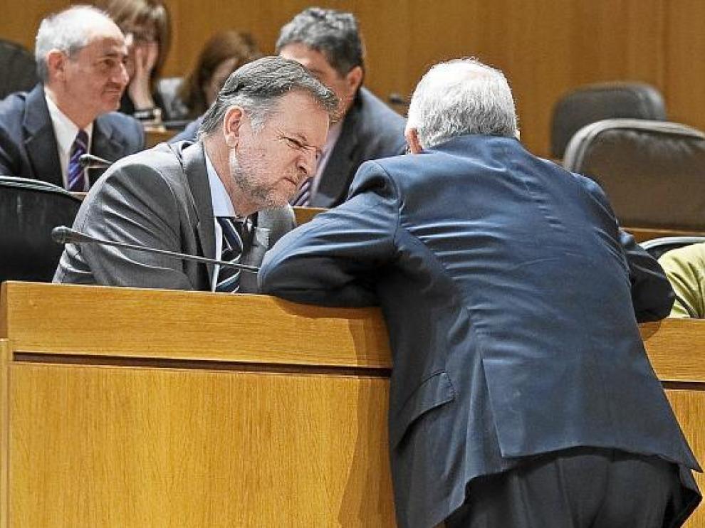 El presidente de Aragón, Marcelino Iglesias, charla con el consejero Larraz