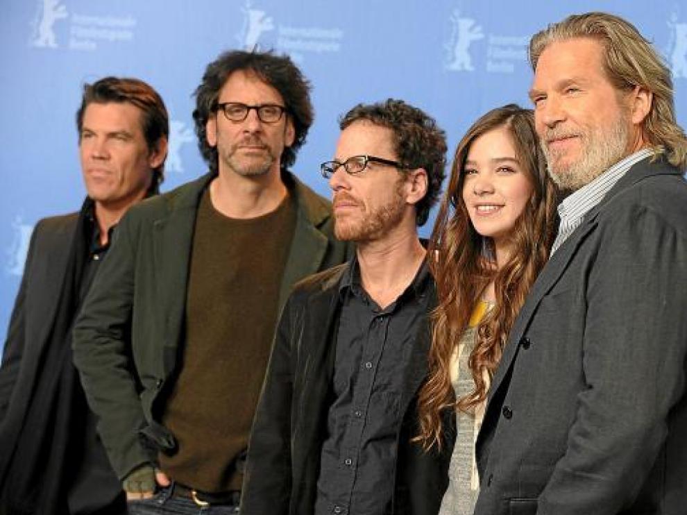 De izquierda a derecha, Josh Brolin, los hermanos Coen, Hailee Steinfeld y Jeff Bridges, en Berlín.