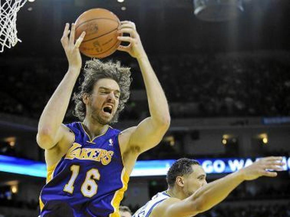 Pau Gasol rebotea ante Gadzuric en el partido Warriors-Lakers.