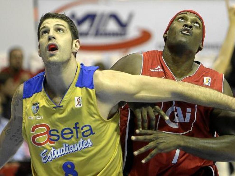 Darren Phillip, jugador del CAI Zaragoza, en pugna durante un encuentro.