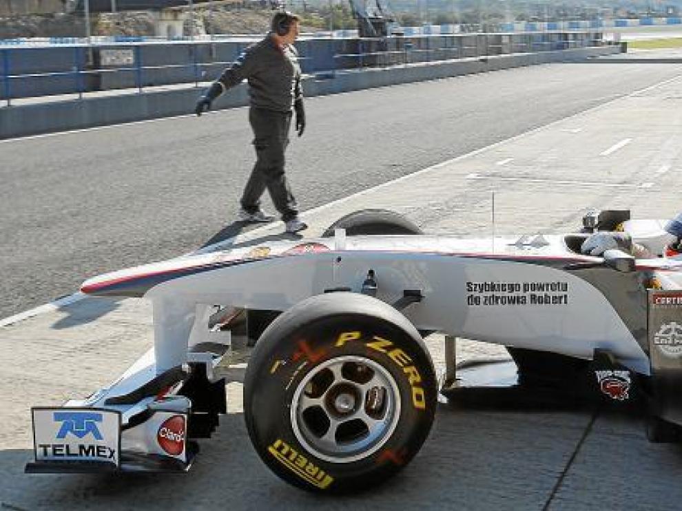 El mexicano Sergio Pérez (Sauber) exhibe en su monoplaza un mensaje de ánimo a Kubica.