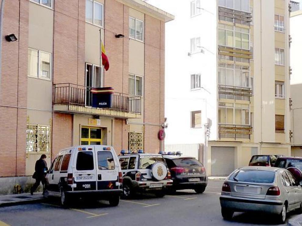 Entrada de la comisaría de Jaca, donde están destinados los siete policías imputados.