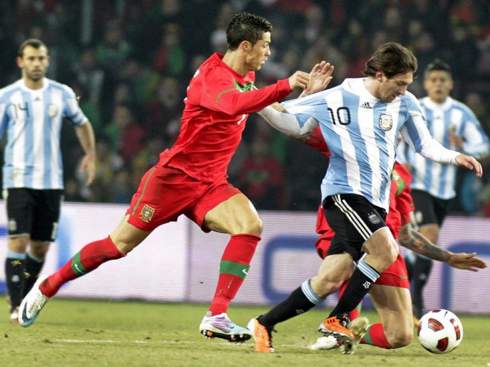 Cristiano Ronaldo agarra de la camiseta a Messi, que supera al portugués por velocidad