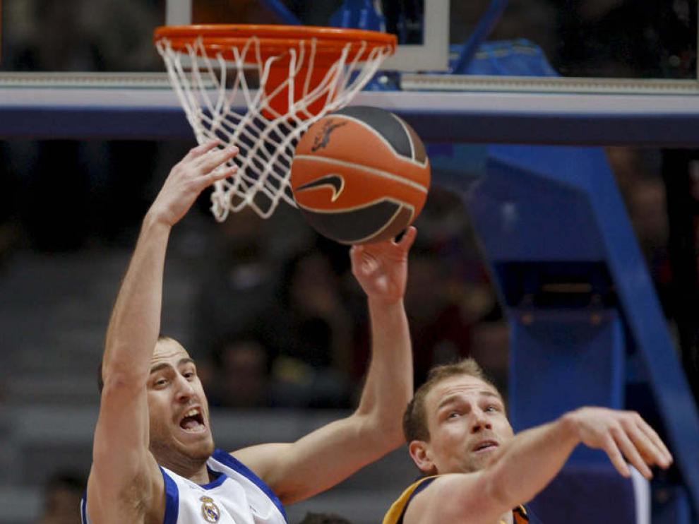 Sergio Fernández lucha por un balón