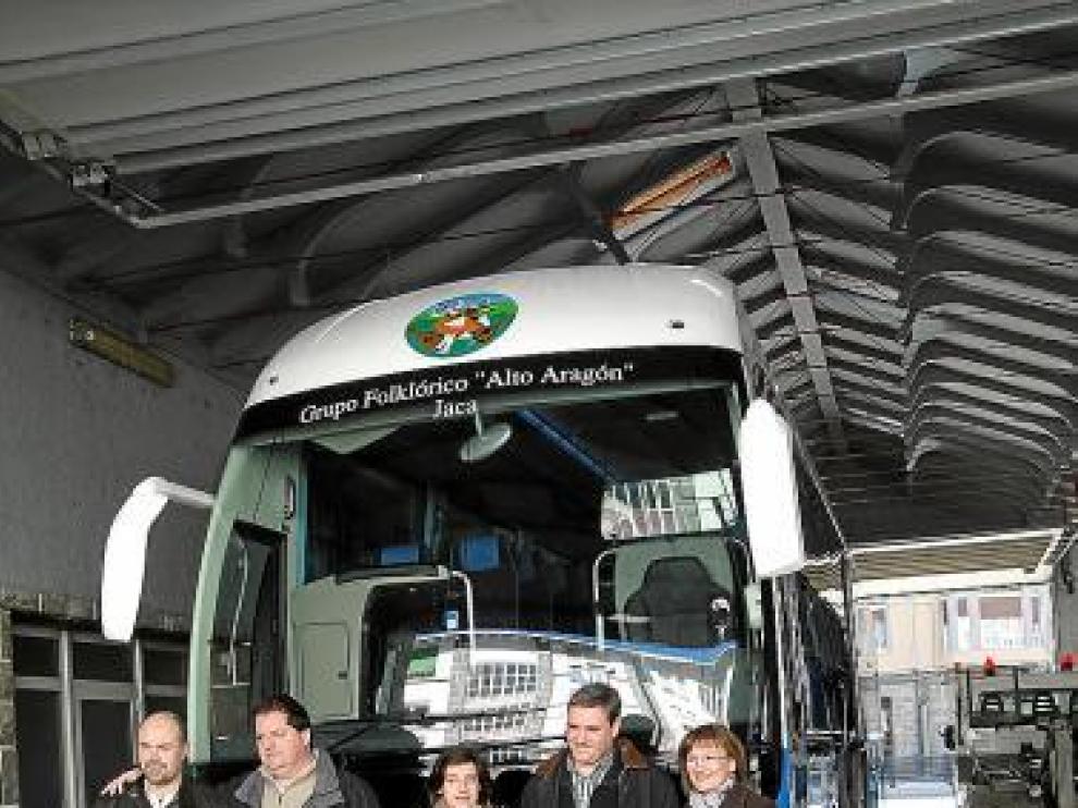 Miembros del grupo con el gerente de Escartín, ante el autobús.