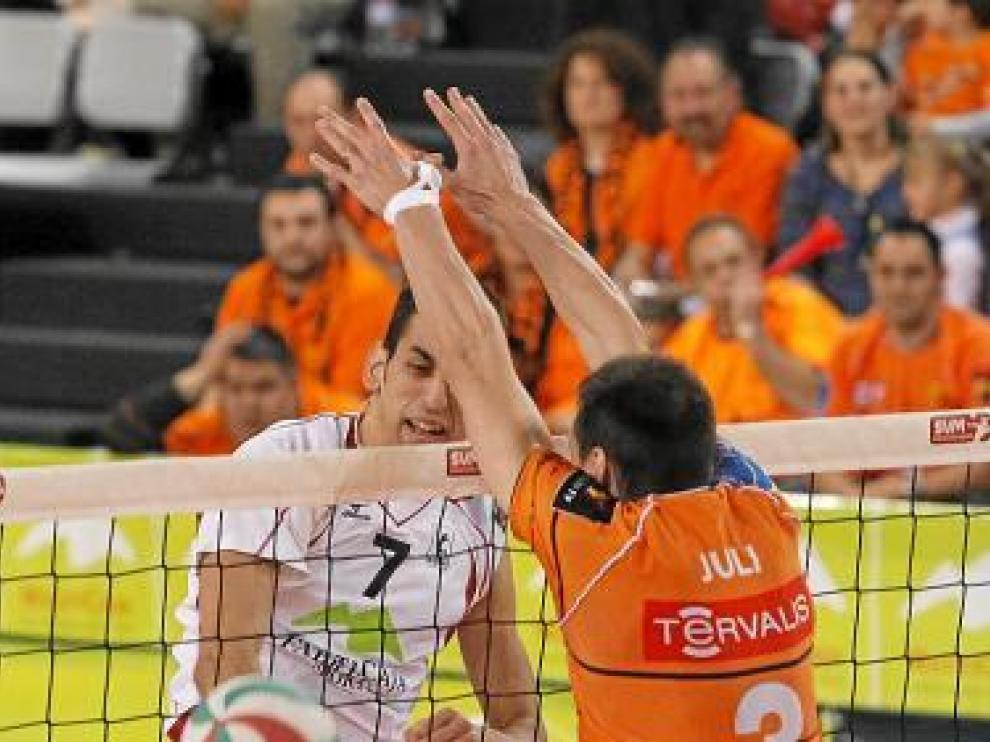 García-Torres trata de bloquear un balón, el pasado sábado.
