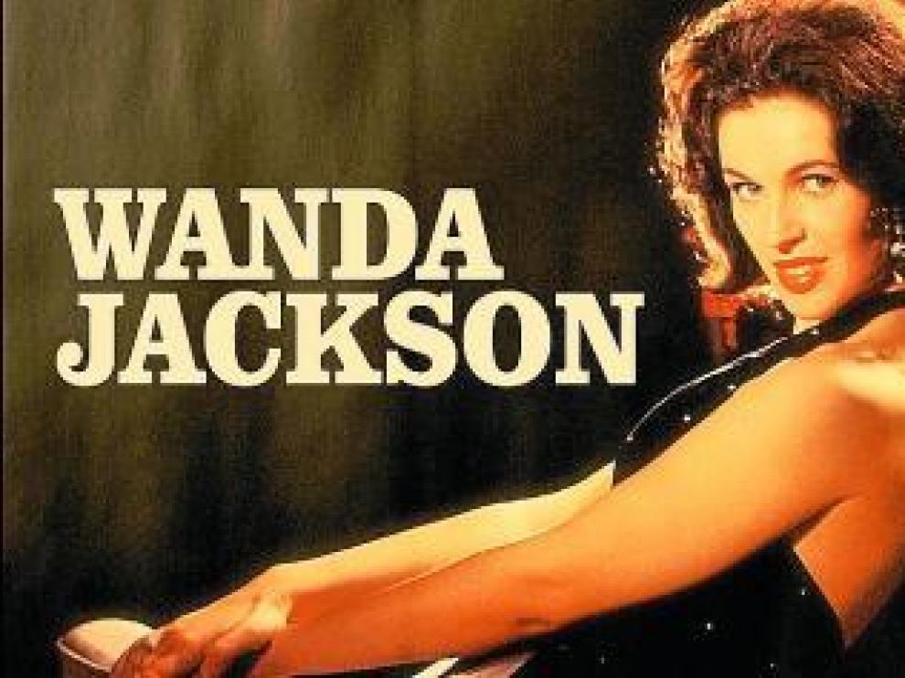 Wanda Jackson en una atractiva imagen de sus tiempos jóvenes