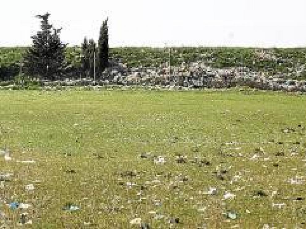 La planta de residuos de Alcalá vuelve a cubrir el monte con miles de bolsas de plástico