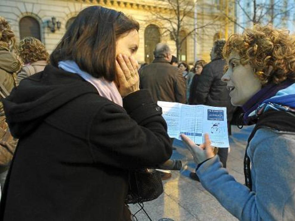 Dos maestras, el jueves en la movilización celebrada en la plaza de España de Zaragoza.