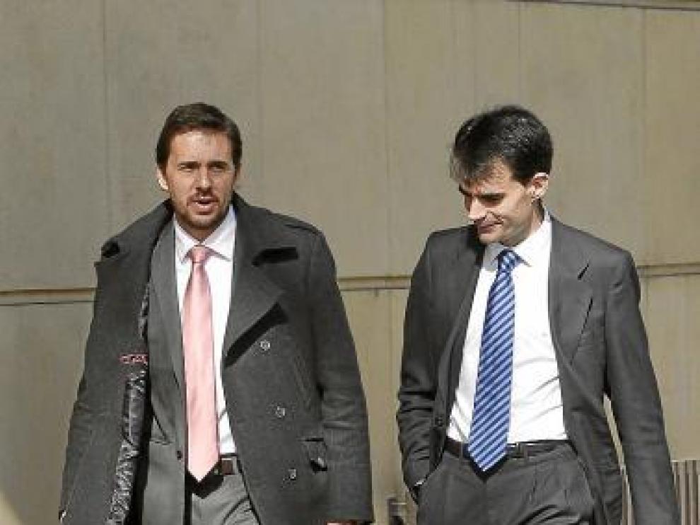 El juez Pablo Ruz (d) a su salida de la Audiencia, ayer.