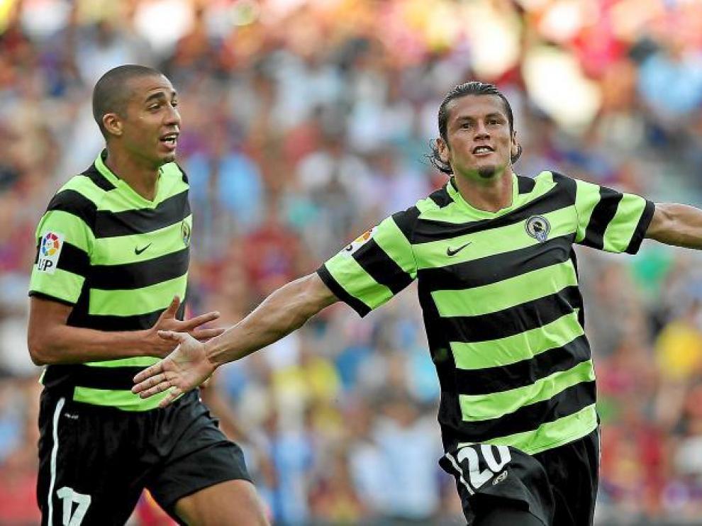 Valdez y Trezeguet celebran el gol del delantero paraguayo en el asalto del Hércules al Camp Nou, en la primera vuelta.