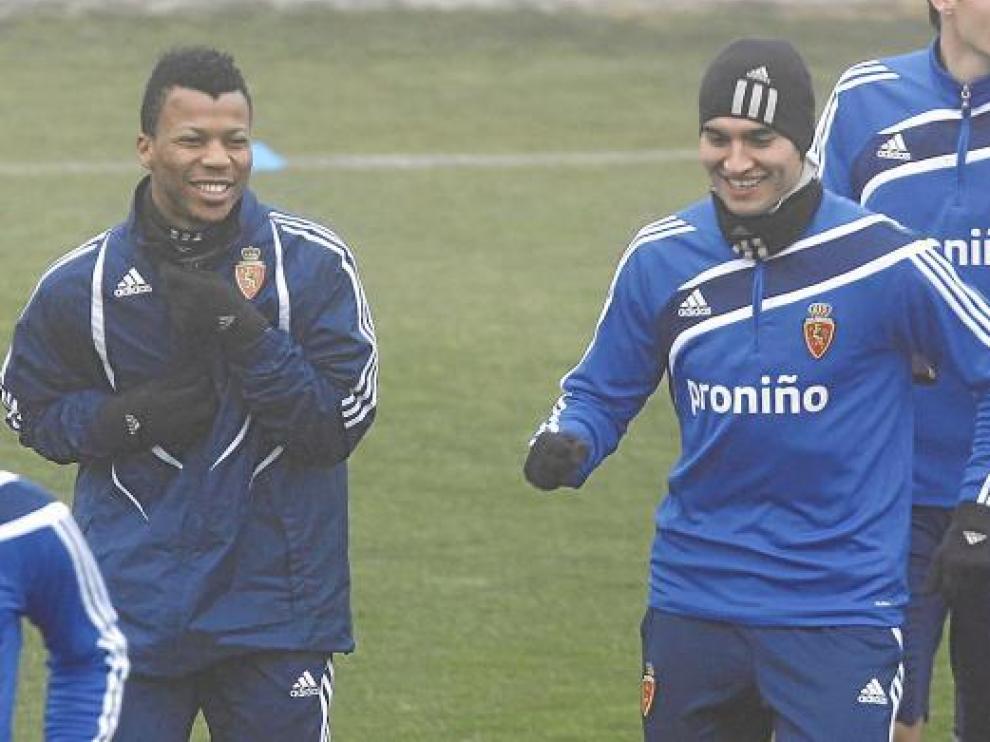 Obradovic, en un entrenamiento del Zaragoza, junto a Uche.
