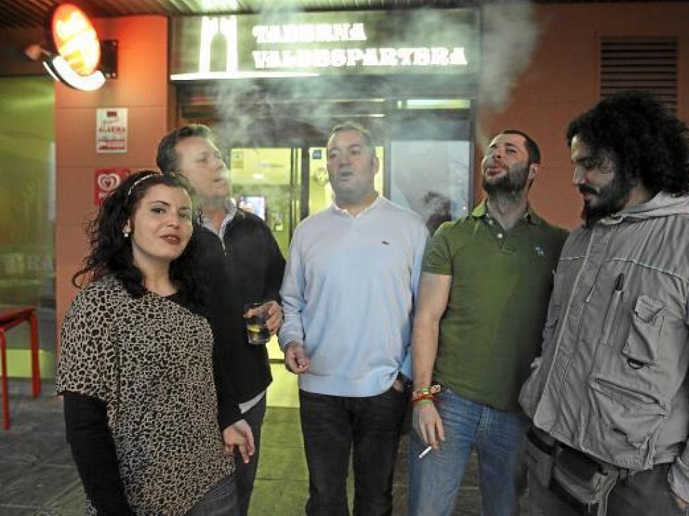 María Ferrero, Hans Reitzenstein, Francisco Madariaga, Quique Blanco y Kike Utrilla, delante del bar.