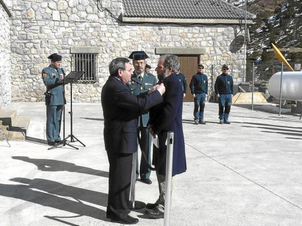 Pérez de Tudela, en el momento de la condecoración.