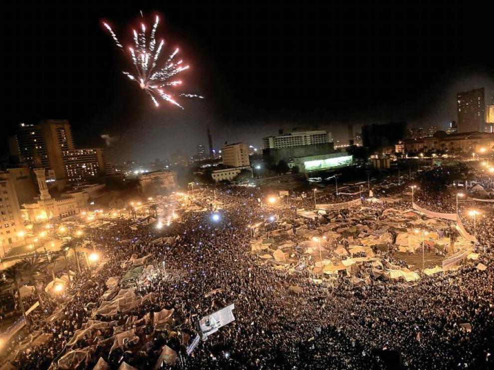 Cientos de miles de egipcios celebran en la plaza de Tahrir la marcha de Hosni Mubarak.