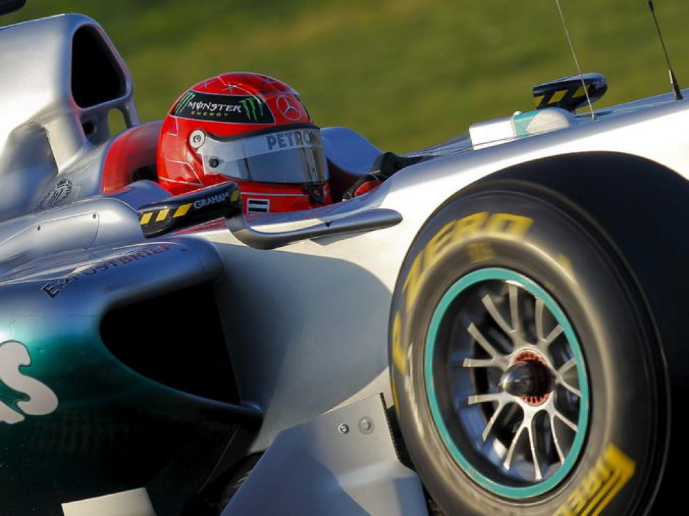 Michael Schumacher rueda con su Mercedes en el circuito de Jerez