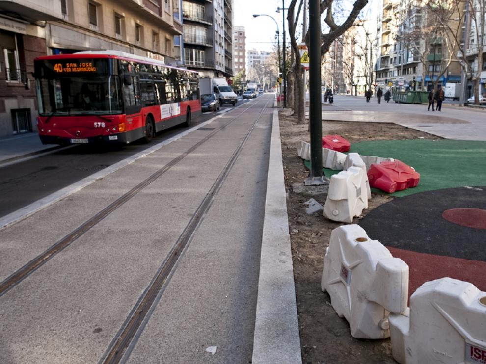 Un autobús pasado junto a los raíles del tranvía en Gran Vía