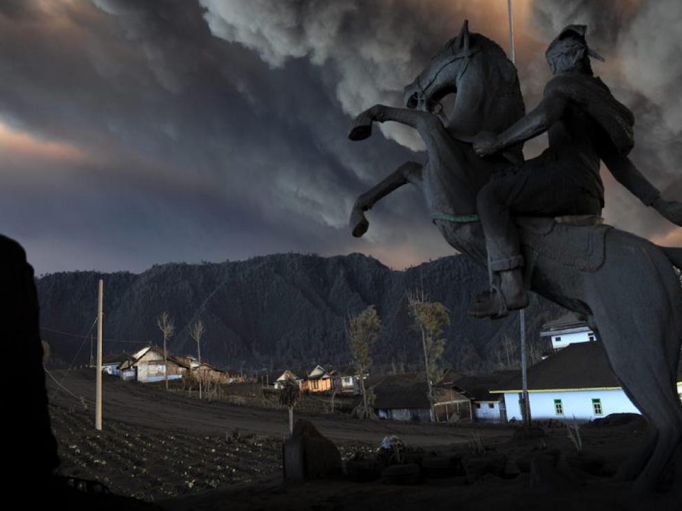 Erupción del volcán Bromo, en la Isla de Java