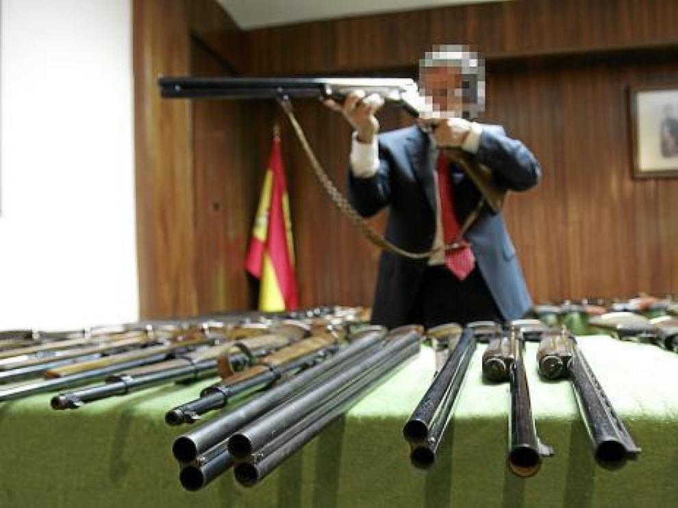 Imagen de archivo de una subasta de armas en la Comandancia de la Guardia Civil en Huesca.