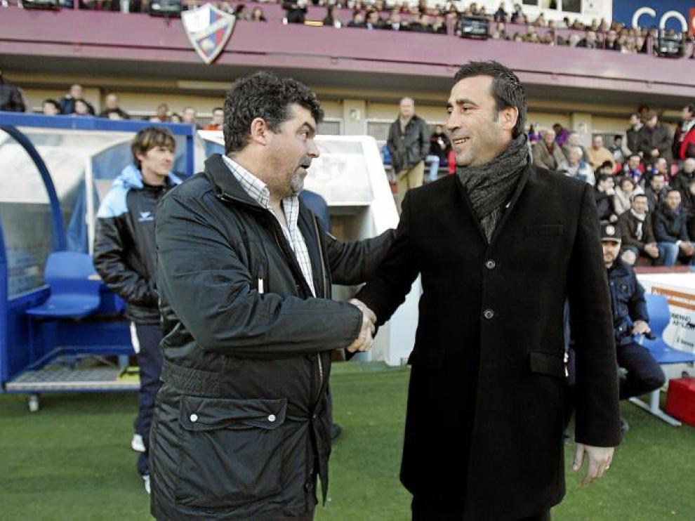 Onésimo Sánchez se saluda antes del partido con el entrenador del Girona, Raúl Agné.
