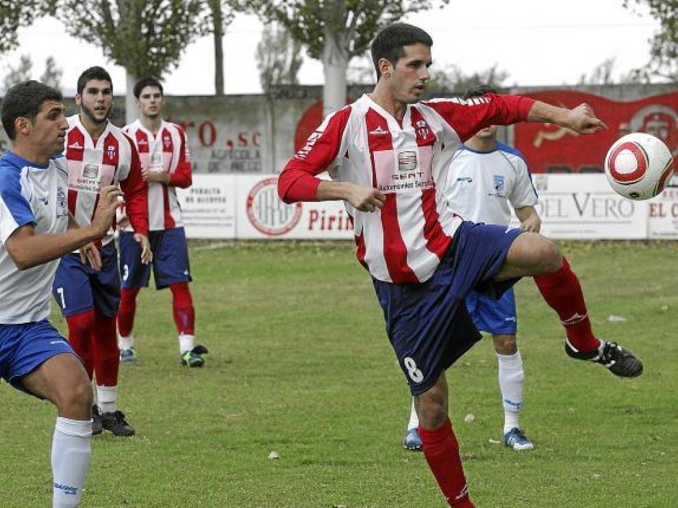 Imagen del enfrentamiento en la primera vuelta entre el Sariñena y el Sabiñánigo.