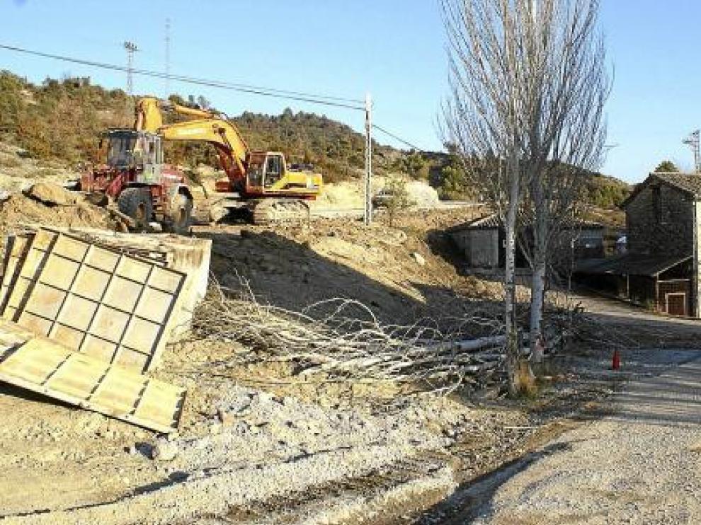 Varias máquinas trabajaban en la variante, junto al centro vacacional de Ligüerre de Cinca.