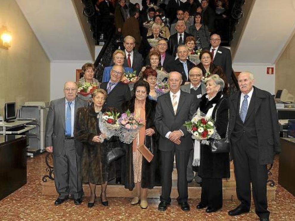 Algunos de los matrimonios galardonados, en la escalinata del Ayuntamiento de Teruel.