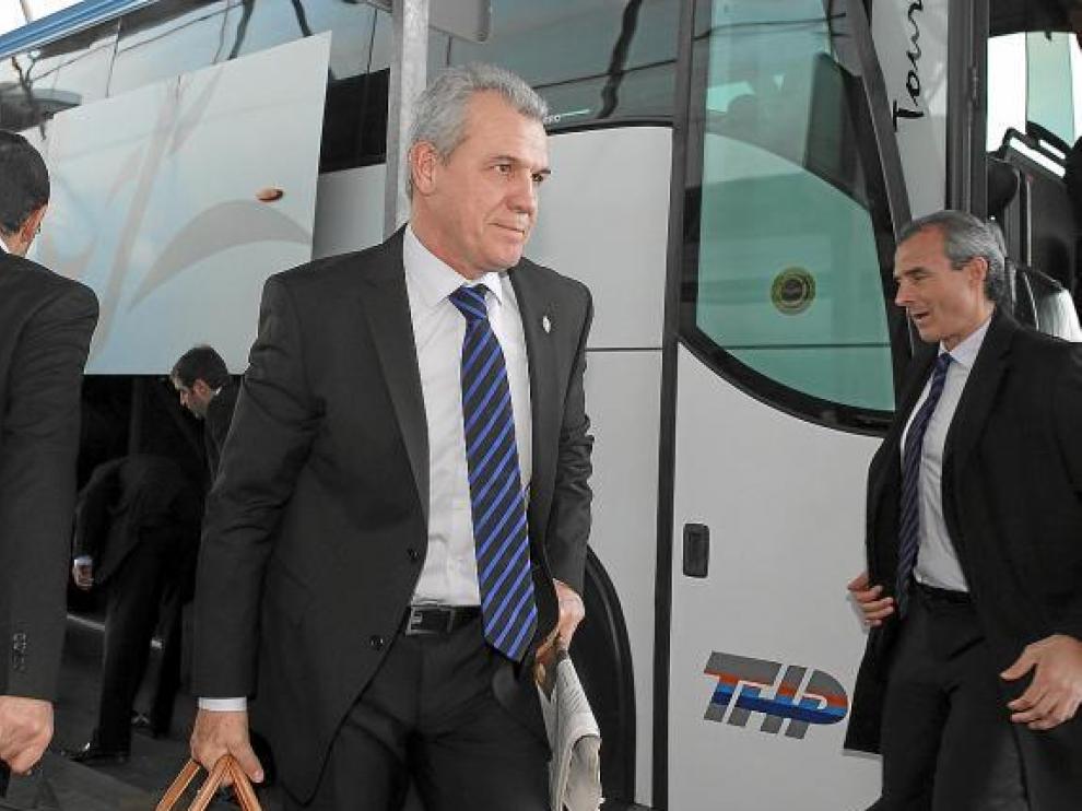 Javier Aguirre baja del autobús del Real Zaragoza, ayer, antes de coger el vuelo hacia Alicante.