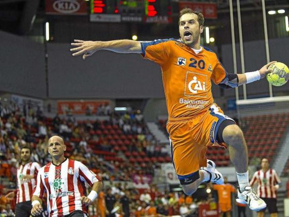 Josep Massachs efectuando un lanzamiento en el anterior partido ante el Puerto de Sagunto.