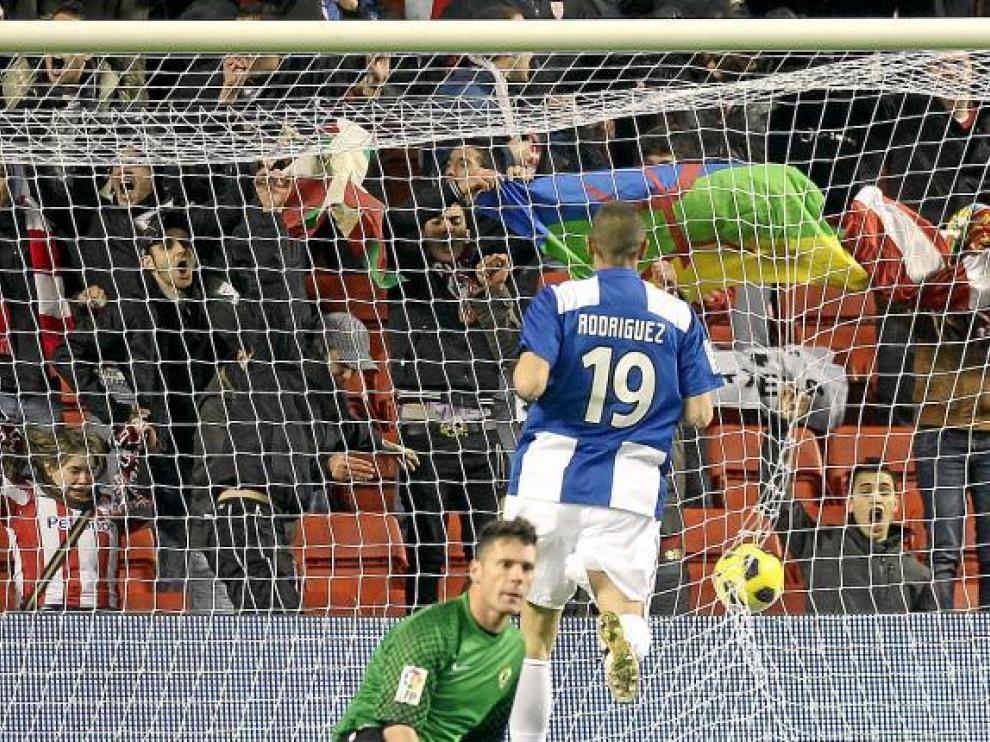 Calatayud, sentado, y Sergio Rodríguez tras recibir un gol en uno de los últimos partidos.