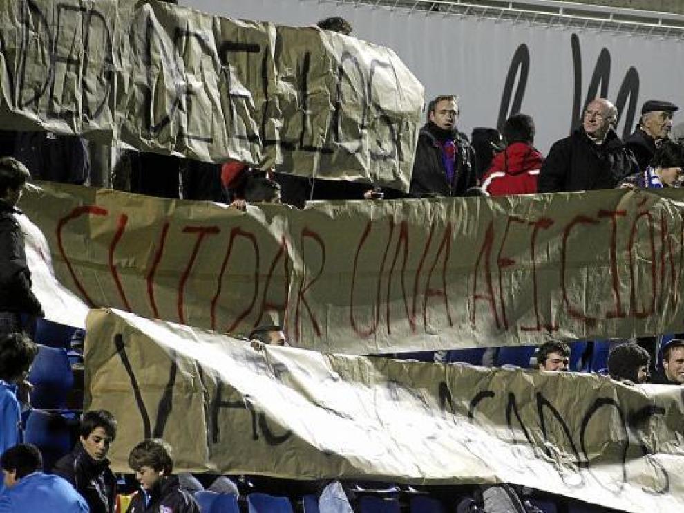 Los Alcorazados reclamaron «viajes pagados» al club azulgrana con estas pancartas.