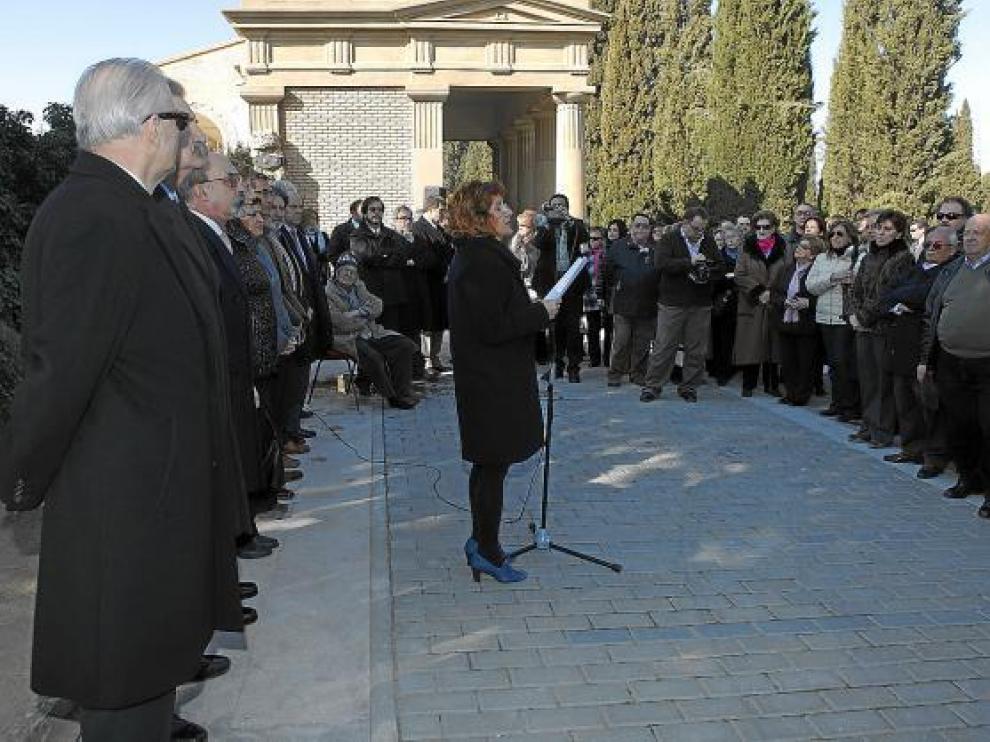La consejera Broto lee a los asistentes su discurso, ayer en el cementerio de Torrero.