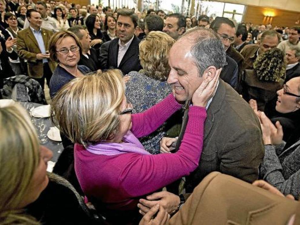 El presidente valenciano, Francisco Camps, es saludado efusivamente en el acto en Alzira.