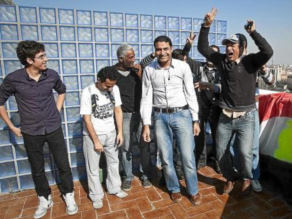El grupo de egipcios, con amigos yemeníes y sirios en la celebración ayer en Zaragoza.