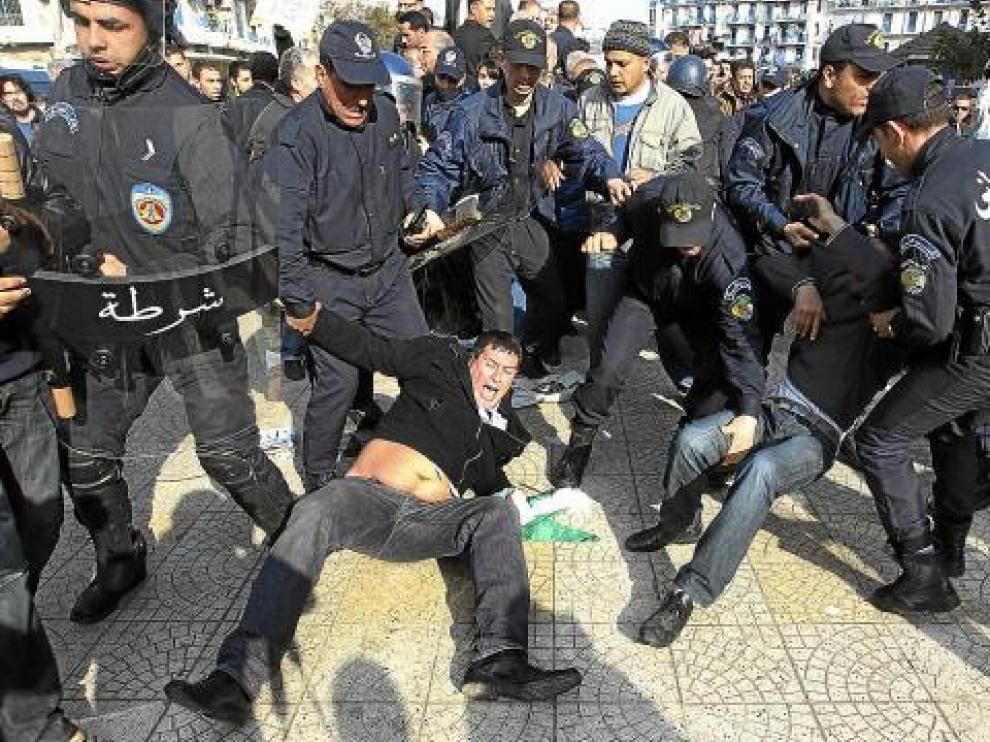 La policía se empleó con dureza contra los argelinos que exigían la marcha de Bouteflika.